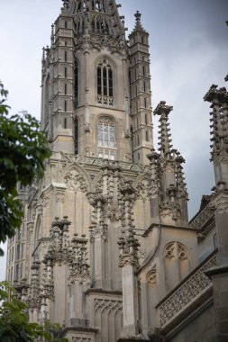 Bern, İsviçre, 20 Haziran 2024. Bern Minster 'ın Gotik Detayları. Bern Minster 'ın süslü gotik mimarisine yakın plan, karmaşık taş oymaları, sivri kuleler ve