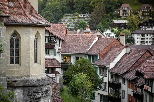 30 Mayıs 2023, Bern, İsviçre. Bern 'ün tarihi merkezinde Aare Nehri' nin kıyısındaki yerleşim yerleri. Yüksek kalite fotoğraf