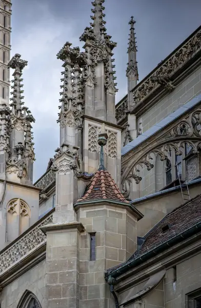 Bern, İsviçre, 20 Haziran 2024. Bern Minster 'ın Gotik Detayları. Bern Minster 'ın süslü gotik mimarisine yakın plan, karmaşık taş oymaları, sivri kuleler ve