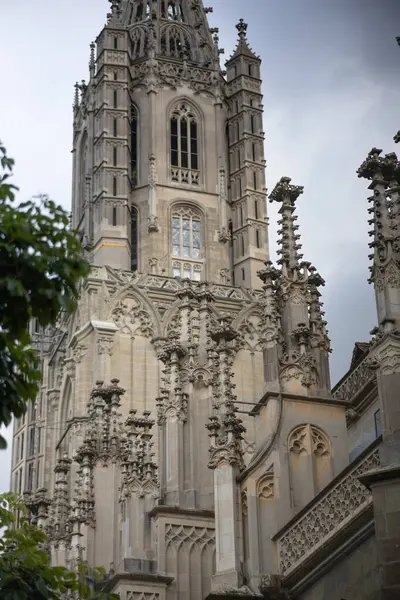 Bern, İsviçre, 20 Haziran 2024. Bern Minster 'ın Gotik Detayları. Bern Minster 'ın süslü gotik mimarisine yakın plan, karmaşık taş oymaları, sivri kuleler ve