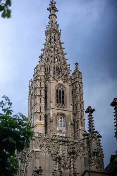 Bern, İsviçre, 20 Haziran 2024. Bern Minster 'ın Gotik Detayları. Bern Minster 'ın süslü gotik mimarisine yakın plan, karmaşık taş oymaları, sivri kuleler ve