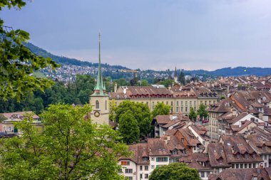 30 Mayıs 2023, Bern, İsviçre. Aare Nehri üzerindeki taş köprü ve Nydeggkirche çan kulesi. Yüksek kalite fotoğraf