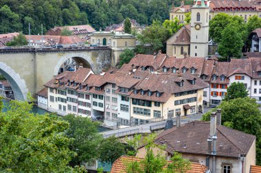30 Mayıs 2023, Bern, İsviçre. Aare Nehri üzerindeki taş köprü ve Nydeggkirche çan kulesi. Yüksek kalite fotoğraf