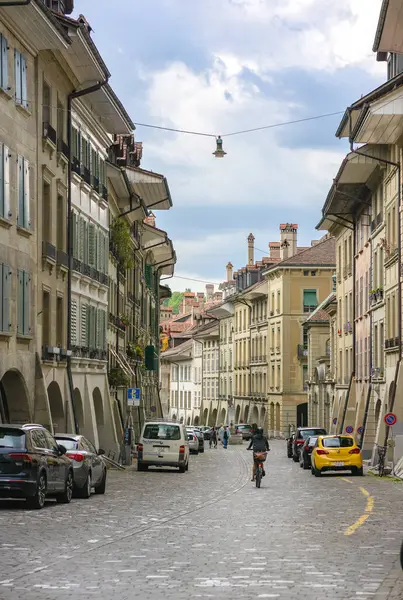 Bern, İsviçre, 20 Haziran 2024 Bu UNESCO Dünya Mirası Sitesi, ortaçağ mimarisini günlük modern yaşamla harmanlayarak cazibeyle nefes alıyor. Bir ahenk, rutin ve kalıcı bir zarafet sahnesi..