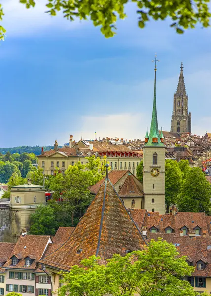 Bern, İsviçre, 30 Mayıs 2024. Bu görüntü, tarihi Nydeggkirche ve Bern Minster 'ın yer aldığı Bern, İsviçre' nin çarpıcı siluetini yakalar. Sahne ortaçağ cazibesini vurguluyor.