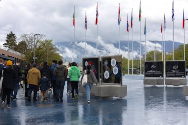 CERN 'deki açık hava sergi panellerinde Büyük Hadron Çarpıştırıcısı' nın görüntüleri sergileniyor ve Avrupa nükleer araştırma merkezinde yapılan araştırmalar vurgulanıyor. 20 Haziran 2023