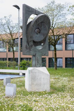 Atomik ya da moleküler yapıyı temsil eden modern soyut heykel bir araştırma tesisinin yakınındaki çimenli bir alanda duruyor. Büyük Hadron Çarpıştırıcısı 'nın bölgesi. 20 Haziran 2023. Yüksek kalite fotoğraf