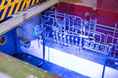 Parçacık hızlandırıcı altyapısında kullanılan siyah ve sarı çizgili metalik ekipmanları gösteren CERN içindeki bir teknik cihazın yakın çekimi. 20 Haziran 2023. Yüksek kalite fotoğraf