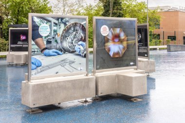 CERN 'deki açık hava sergi panellerinde Büyük Hadron Çarpıştırıcısı' nın görüntüleri sergileniyor ve Avrupa nükleer araştırma merkezinde yapılan araştırmalar vurgulanıyor. 20 Haziran 2023
