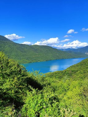 Güneşli bir günde Mavi Dağ Gölü Vadide