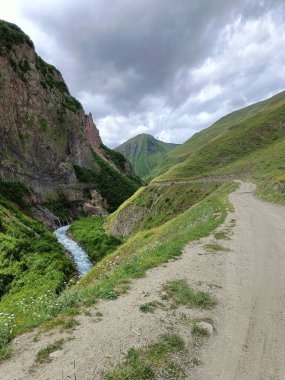 Dağ Nehri kıyısında Manzaralı Dağ Yolu