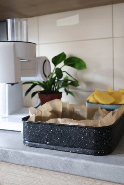 Soyulmuş Patatesler, Gıda İşlemcisi, Bitki ve Fırın Tabağı ile Mutfak Yaşamı