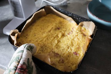 Kare Tabakta Patates Güveci Fırın İçin Hazır