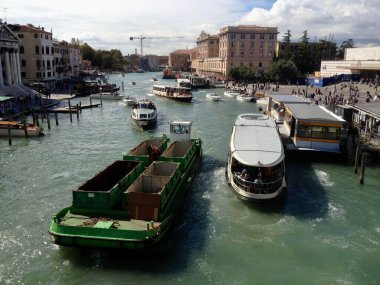 Tekneler ve gondollarla dolup taşan ikonik Venedik kanalı tarihi mimari, canlı atmosfer ve panoramik manzaralarla çelişiyor. Venedik 'in turizm, ulaşım ve canlı su yollarını yakalar..