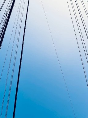 Açık Mavi Gökyüzü Arkaplanına Karşı Sanatsal Minimalist Güç Çizgileri