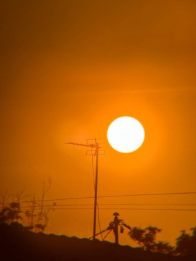 Parlak Gündoğumu ve Nostaljik Titreşim ile TV Anteni 'nin Çarpıcı Silueti