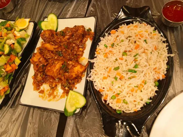 Lezzetli bir tabak baharatlı körili tavuk, yanında aromatik sebze pilavı ve taze salata ile servis edilir. Geleneksel Hint mutfağının özünü yakalar.,