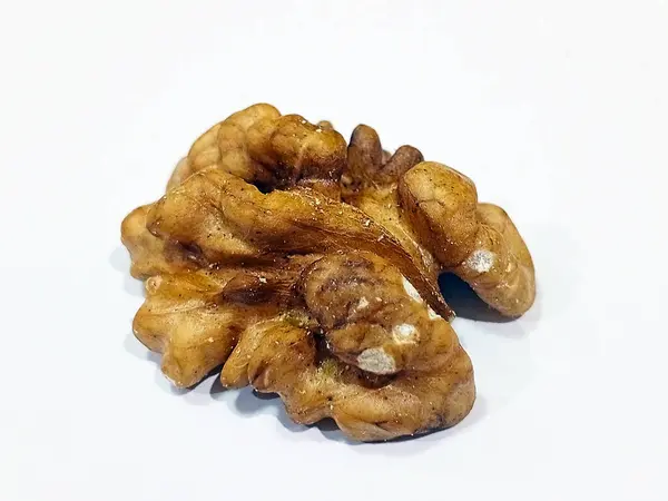 Çiğ cevizin yarısı beyaz zemin üzerinde, Omega-3 bakımından zengin doğal ve sağlıklı fındık, atıştırmalıklar, pişirme, beyin yemeği, kalp sağlığı, vejetaryen diyeti ve organik beslenme için ideal.