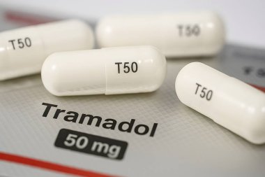Tramadol 'un yüksek çözünürlüklü yakın çekimi 50 mg kapsüller. Kabarcık paketinde t50 etiketli, ağrı kesici ve opioid tedavisi için kullanılan, ilaç veya tıbbi stok görselleri için ideal.