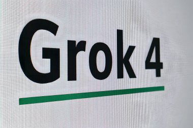 Yeşil çizgili Grok 4 teriminin yüksek çözünürlüklü yakın çekim görüntüsü, yapay zeka markalaşma kavramını, yapay zeka modelleme arayüzünü veya yapay zeka markalaşmasını temsil ediyor..