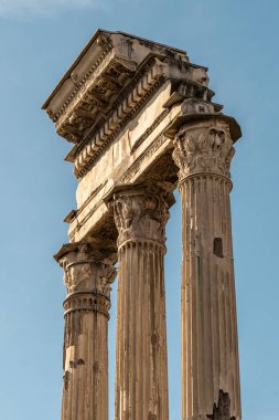 Antik Roma binasının Whit sütunları, başkentleri ve tabloları..