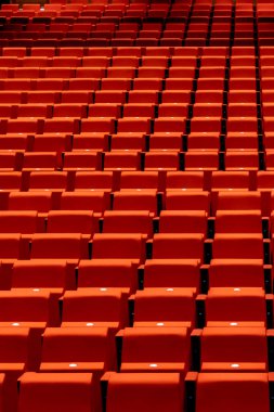 Boş bir oditoryum koltukları.