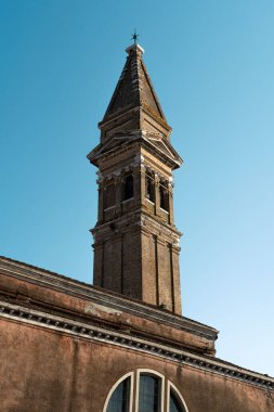 Burano, Venedik, İtalya 'daki bir kilise çan kulesinin alçak açılı görüntüsü