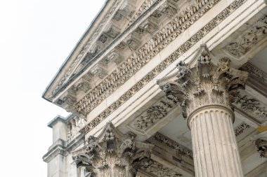 Ayrıntılı Cornice Desteğini Destekleyen Süslü Korint Sütunları