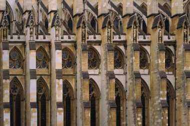 Tekrarlanan Arkalı Pencereler ve İzleme Detaylı Gotik Katedral Dış Mimarisi