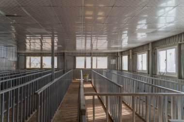 Sunlit Interior ve Retro Industrial Design 'in yer aldığı, Metal Raylı ve Pencereli Kablo Araba Girişi için Eski Kuyruk Salonu