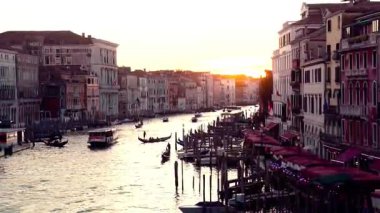 Gün batımından önce İtalya, Venedik 'teki büyük kanal manzarası.