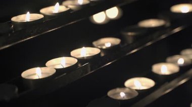 Yanan mumlara yakın çekim.