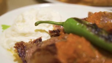 Lezzetli Türk mutfağı: İskender kebabı.