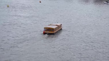 Nehirde sürüklenen bir tekne