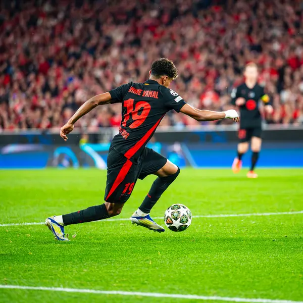 UEFA Şampiyonlar Ligi Benfica Barcelona 'ya karşı, Barselona takımından kıtlık yamal, 5 Mart 2025, Lizbon, Portekiz stadyumu 