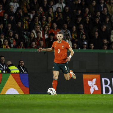 Lizbon, Portekiz. 23 Mart 2025. UEFA Uluslar Ligi: Portekiz - Danimarka. Portekiz 'in saldırısında Diogo Dalot Topu kontrolü