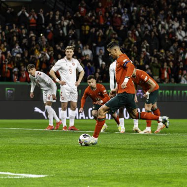 Lizbon, Portekiz. 23 Mart 2025. UEFA Uluslar Ligi: Portekiz - Danimarka. Cristiano Ronaldo kaçırılan penaltıda gol atıyor.