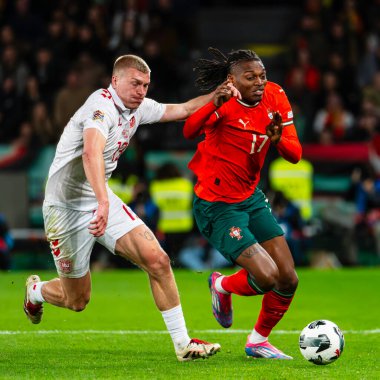 Lizbon, Portekiz. 23 Mart 2025. UEFA Uluslar Ligi: Portekiz - Danimarka. Portekiz takımından Rafael Leao (17) Danimarka 'dan Rasmus Kristensen' in yanından geçti (13))