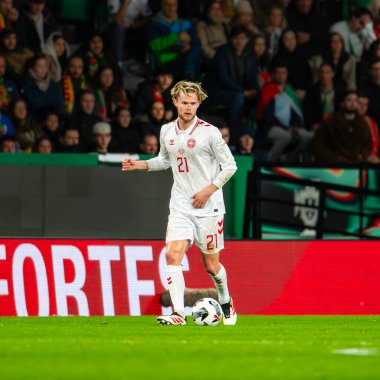 Lizbon, Portekiz. 23 Mart 2025. UEFA Uluslar Ligi: Portekiz - Danimarka. Morten Hjulman (21) Top Kontrolü