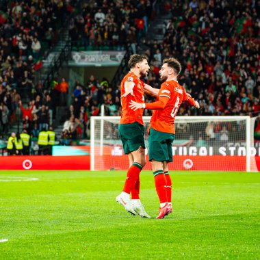 Lizbon, Portekiz. 23 Mart 2025. UEFA Uluslar Ligi: Portekiz - Danimarka maçı. Ruben Dias ve Bruno Fernandes gol kutlaması
