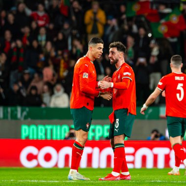 Lizbon, Portekiz. 23 Mart 2025. UEFA Uluslar Ligi: Portekiz Danimarka 'ya karşı. Cristiano Ronaldo ve Bruno Fernandes Portekiz gol kutlamaları
