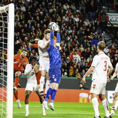 Lizbon, Portekiz. 23 Mart 2025. UEFA Uluslar Ligi: Portekiz - Danimarka. Kasper Schmeichel 'in savunması