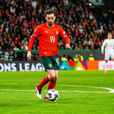 Lizbon, Portekiz. 23 Mart 2025. UEFA Uluslar Ligi: Portekiz - Danimarka maçı. Bernardo SIlva (10) top denetimi, oyun kuruyor