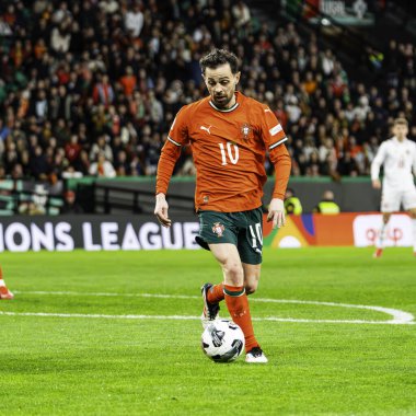 Lizbon, Portekiz. 23 Mart 2025. UEFA Uluslar Ligi: Portekiz - Danimarka maçı. Bernardo SIlva (10) top denetimi, oyun kuruyor