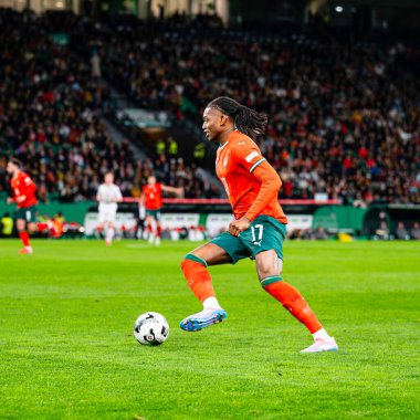 Lizbon, Portekiz. 23 Mart 2025. UEFA Uluslar Ligi: Portekiz - Danimarka. Rafael Leao (17) top kontrolü