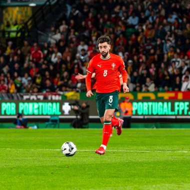 Lizbon, Portekiz. 23 Mart 2025. UEFA Uluslar Ligi: Portekiz - Danimarka. Bruno Fernades Ball Portekiz 'in saldırısında kontrolü ele aldı