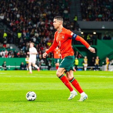 Lizbon, Portekiz. 23 Mart 2025. UEFA Uluslar Ligi: Portekiz - Danimarka. Portekiz 'in saldırısında Cristiano Ronaldo Topu kontrolü