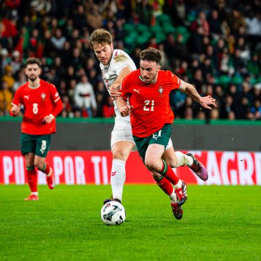 Lizbon, Portekiz. 23 Mart 2025. UEFA Uluslar Ligi: Portekiz Danimarka 'ya karşı. Portekiz saldırısında Gonalo Ramos Ball kontrolü