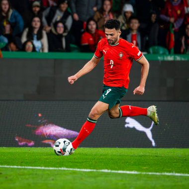 Lizbon, Portekiz. 23 Mart 2025. UEFA Uluslar Ligi: Portekiz Danimarka 'ya karşı. Portekiz saldırısında Gonalo Ramos Ball kontrolü