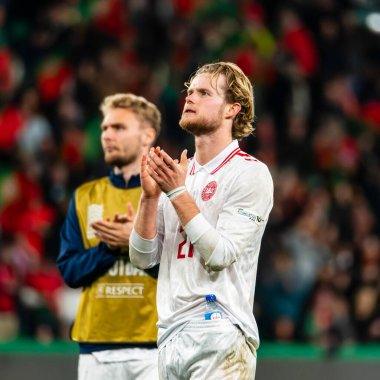 Lizbon, Portekiz. 23 Mart 2025. UEFA Uluslar Ligi: Portekiz - Danimarka. Morten Hjulmand taraftarlara teşekkür ediyor